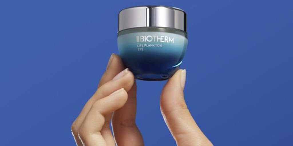 under eye cream application